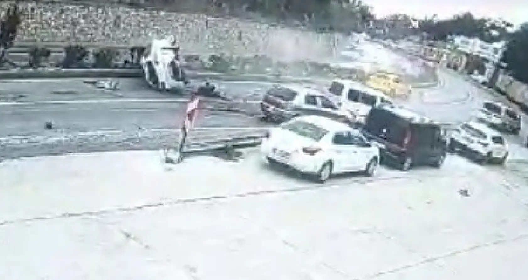 Bodrum'da feci kaza: Virajı alamayan otomobil karşı şeride geçti