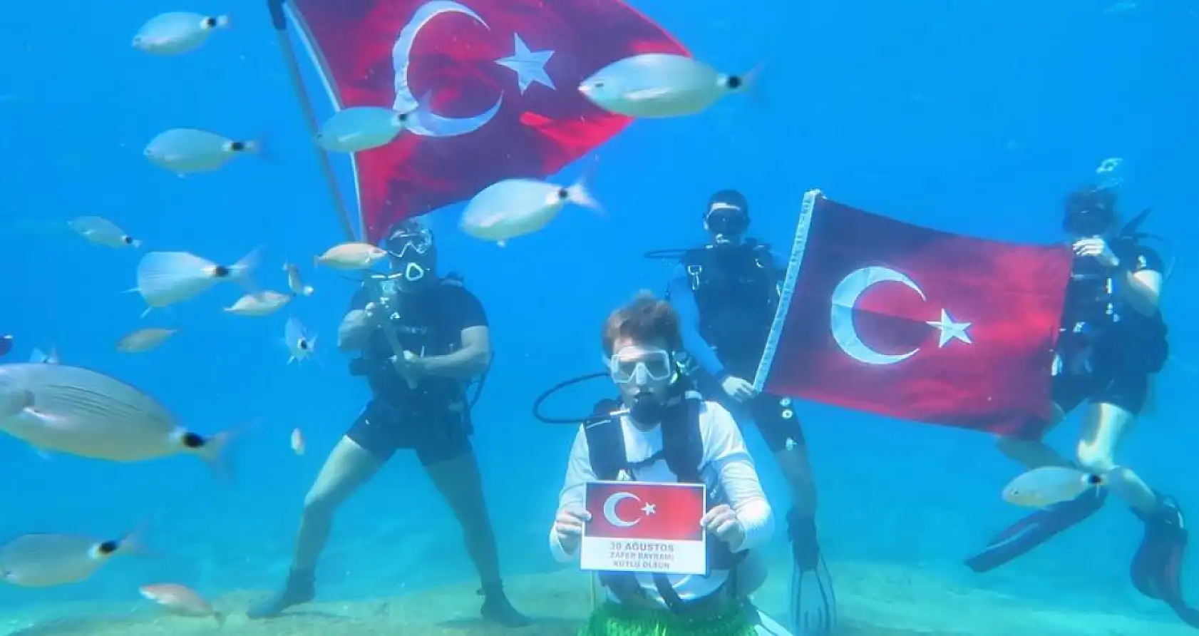 Fethiyeli Dalgıçlardan 30 Ağustos'a Anlamlı Kutlama