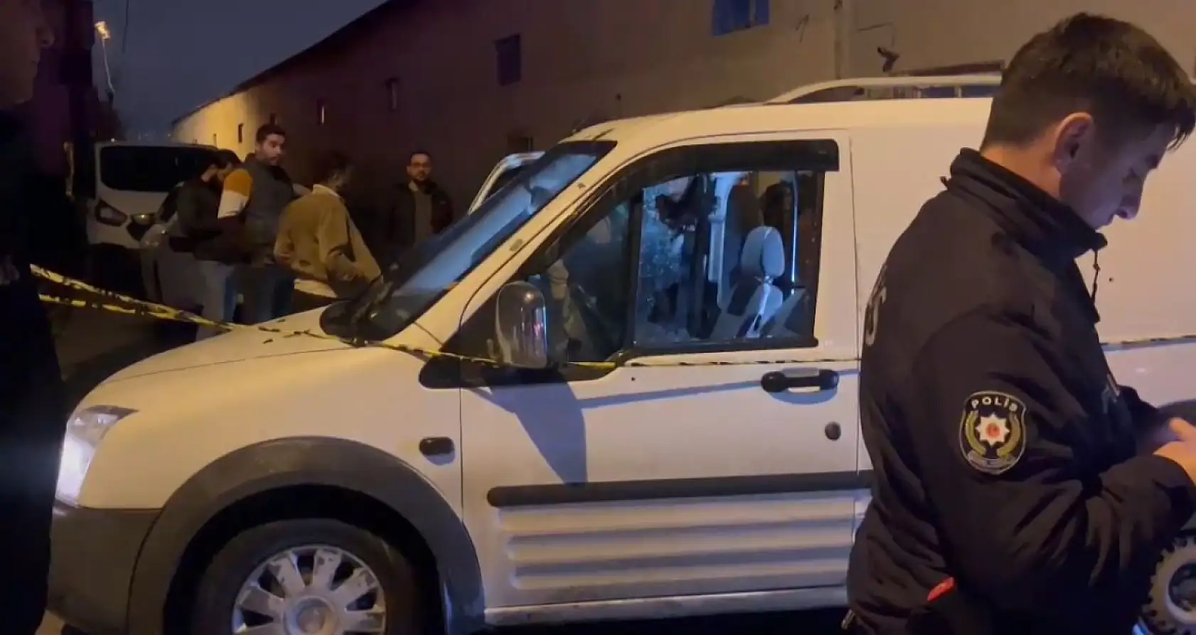 Otomobiliyle seyir halindeyken başından vuruldu