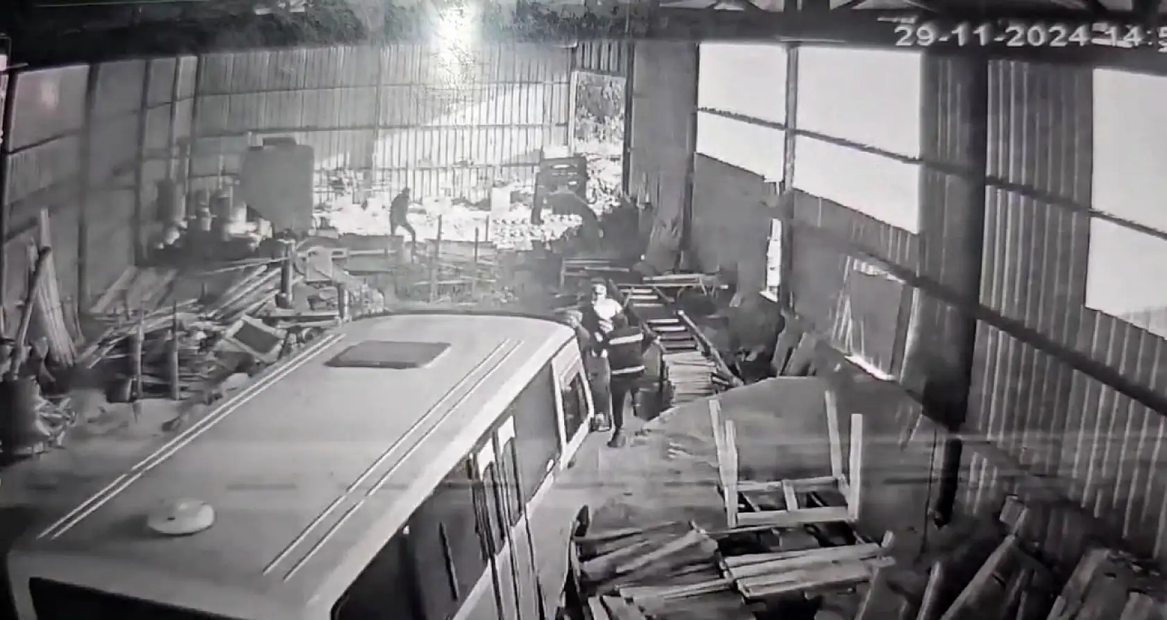 Babasının çalıştığı atölyeye minibüsle daldı