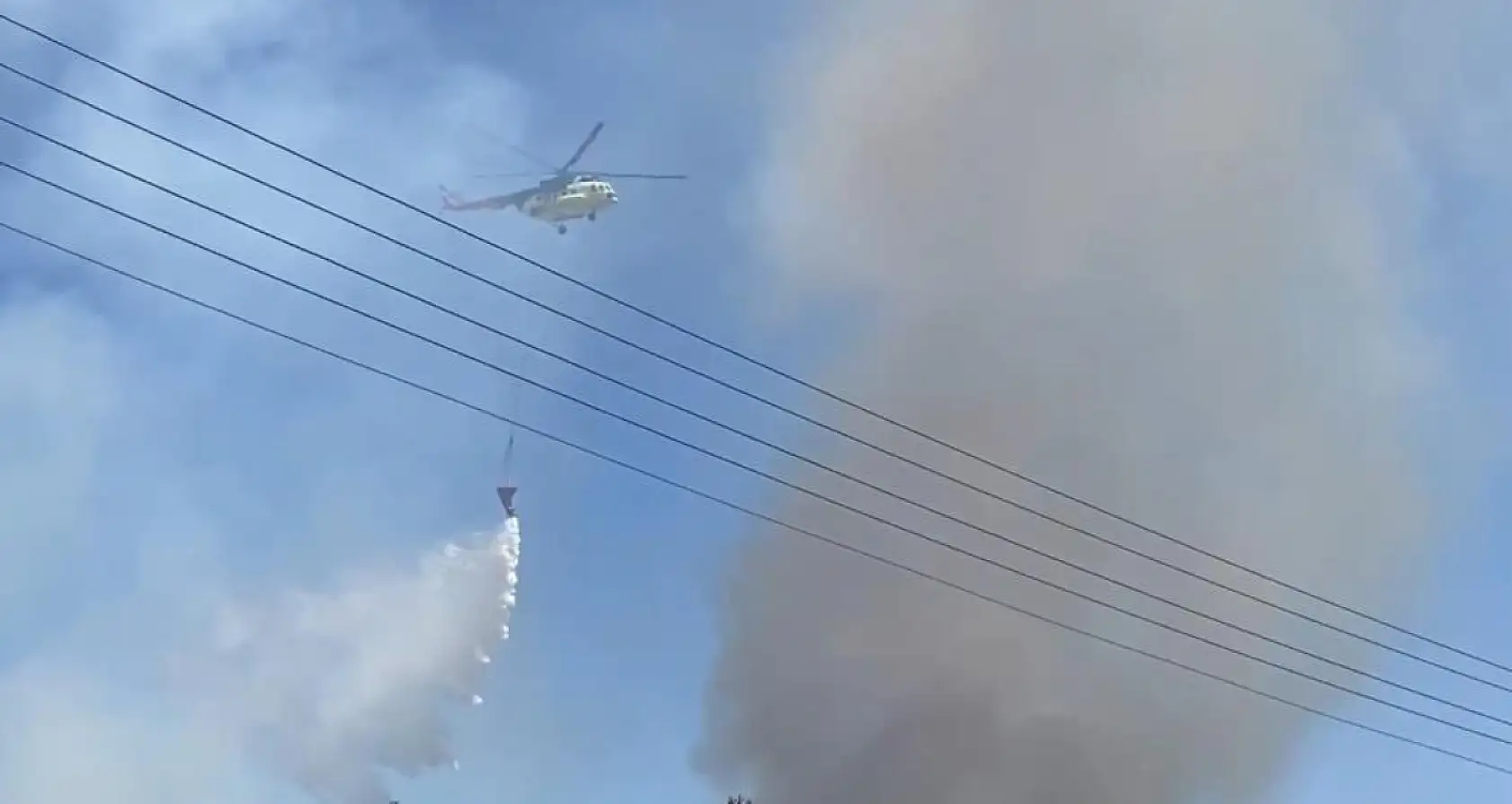 Antalya Aksu'da Alev Alev! Orman Yangını Yerleşim Alanına Dayandı