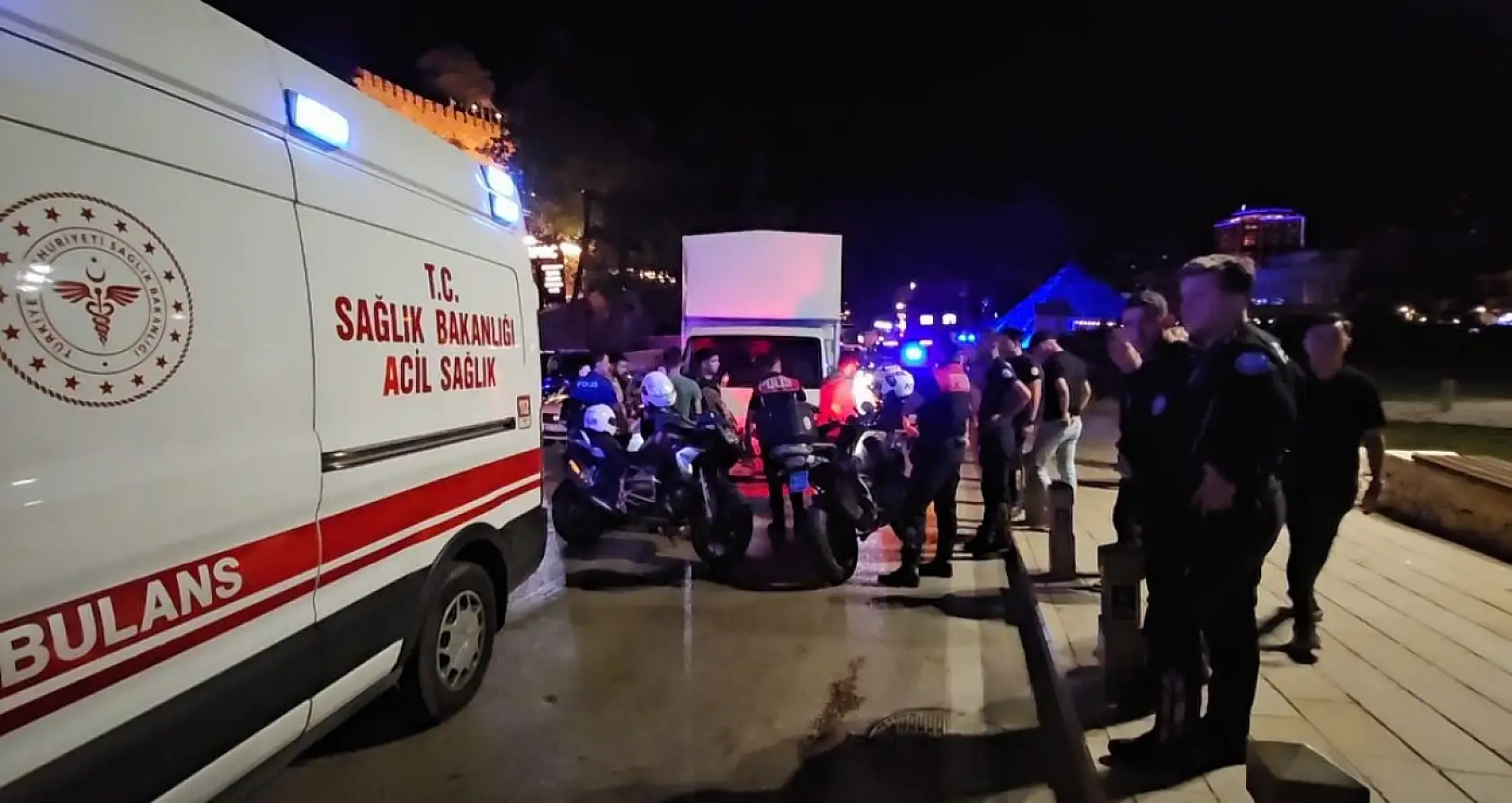 Ağabeyini darp ettiler, kardeşi aracıyla geri gidip çarptı