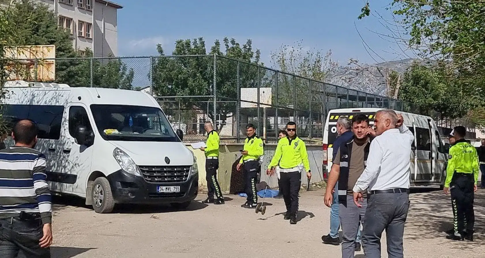 Çocukların şakası ölümle bitti! 11 yaşındaki öğrenci servis minibüsünün altında kaldı