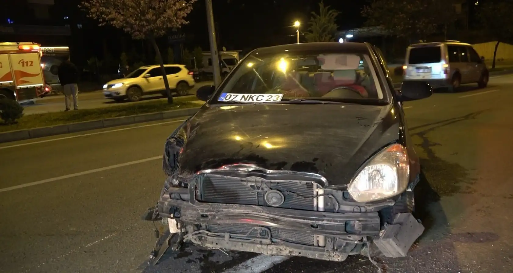 Aydınlatma direği ve bariyerlere çarpan otomobilin sürücüsü yaralandı