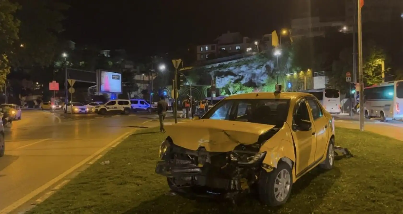 Işık ihlali kaza getirdi... Kırmızı ışıkta geçen otomobil taksiye çarptı: 7 yaralı