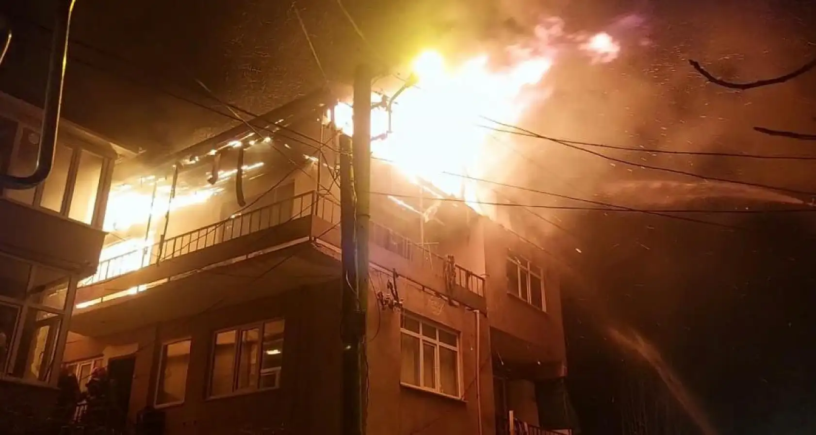 Geceyi aydınlatan yangın: Mahalleli sokağa döküldü