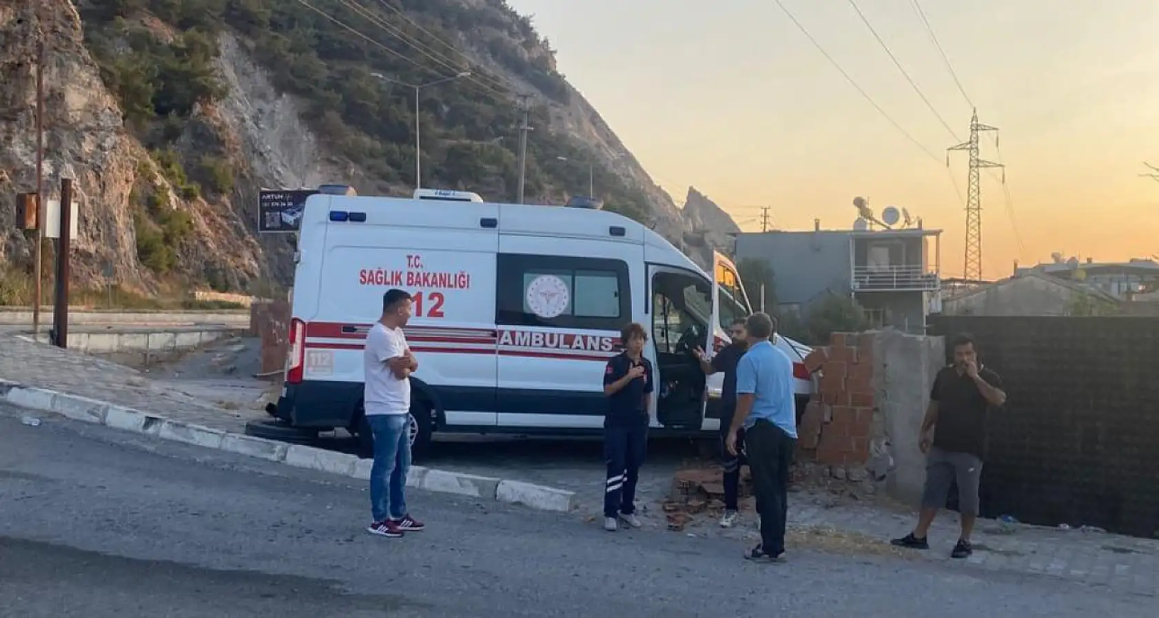 Ambulans ve Cip Çarpıştı, Şans Eseri Yaralanan Olmadı