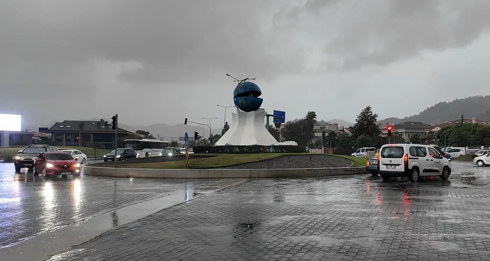 Marmaris'te şiddetli fırtına ve sağanak yağış etkili oluyor