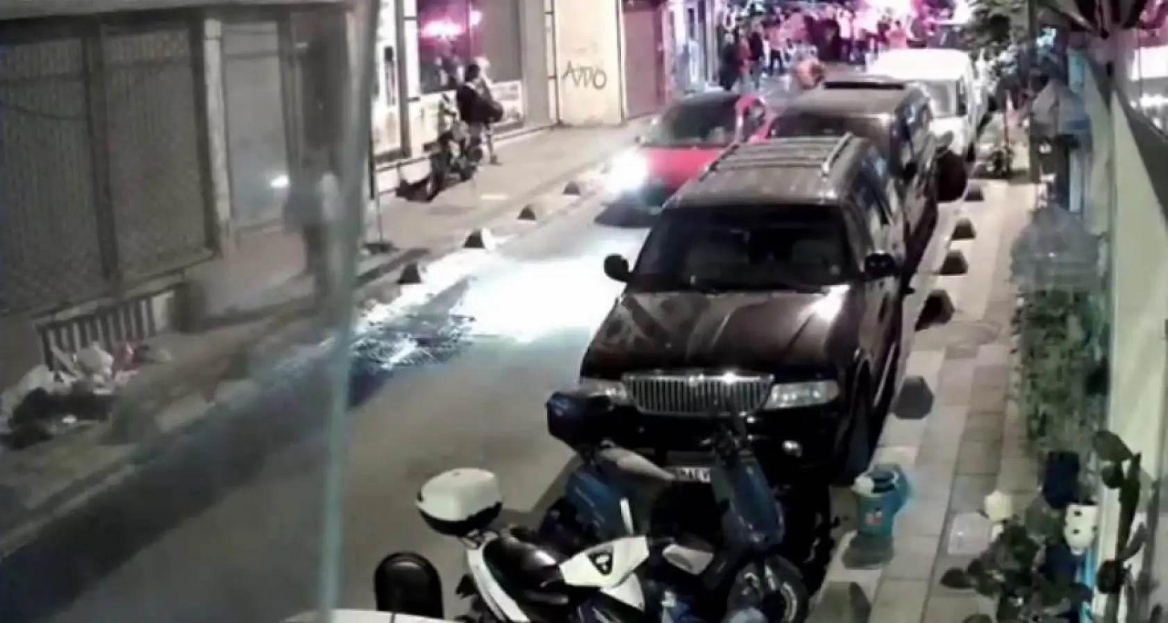 Şampiyonluğu kutlayan taraftara çarpıp kaçtı, o anlar güvenlik kamerasına yansıdı