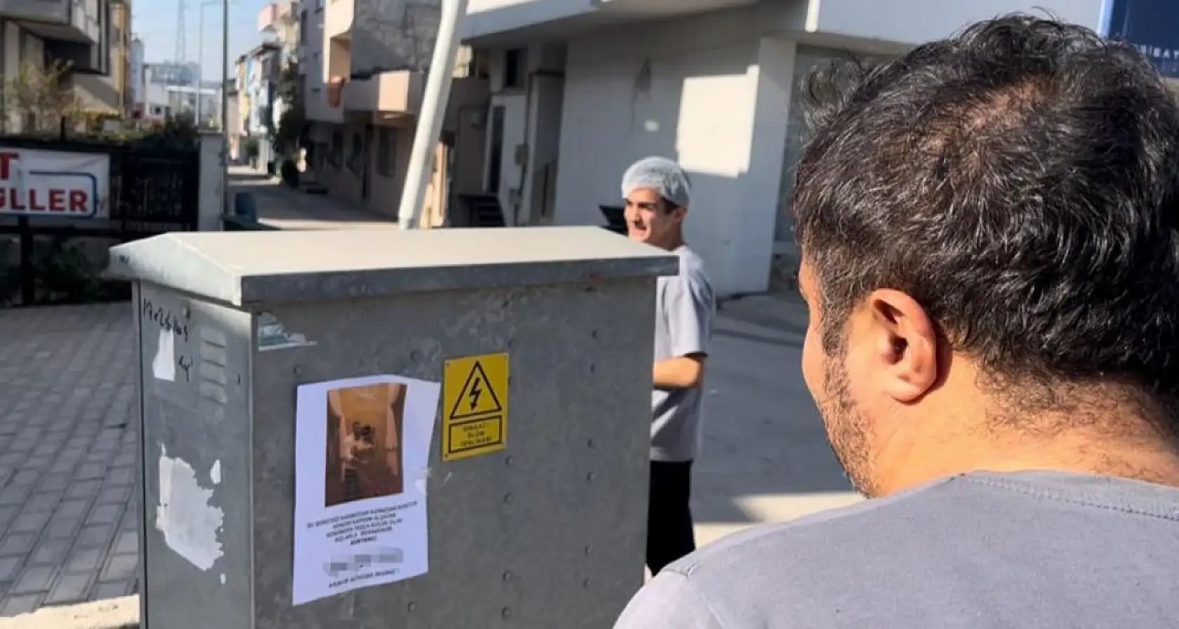 Fotoğrafı gören uzun uzun baktı: 'Kızlarınızı bu adamdan uzak tutun' yazılı afişler ortalığı karıştırdı