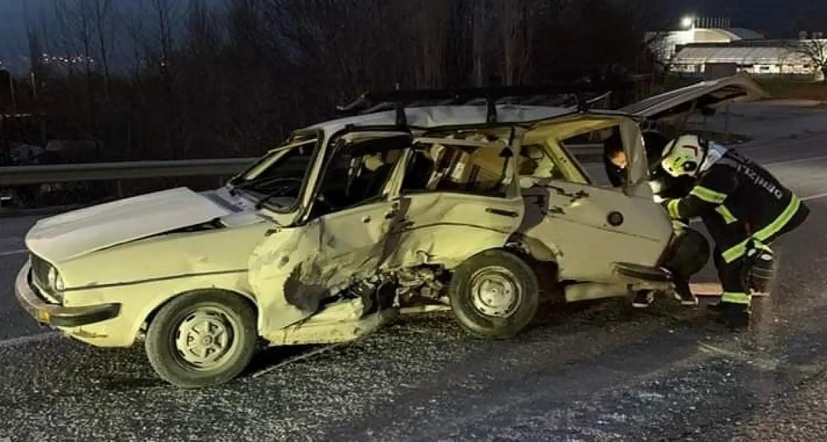 Denizli - Muğla yolunda feci kaza! İki kişi otomobilde sıkıştı..