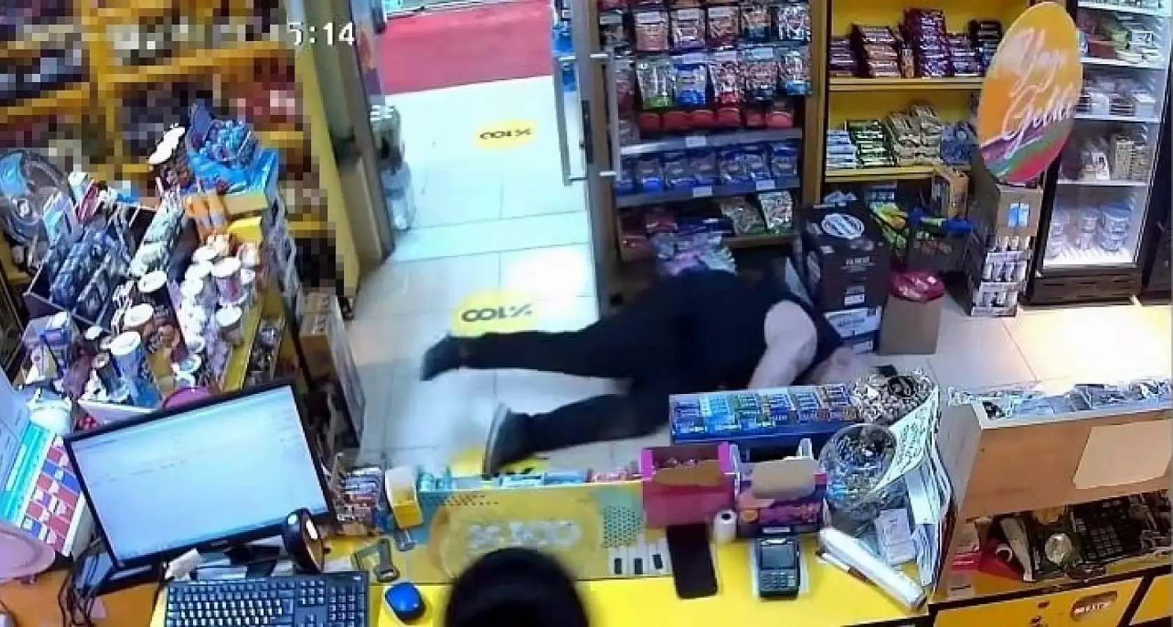 Gülerken bir anda yere yığıldı, hayatını kaybetti