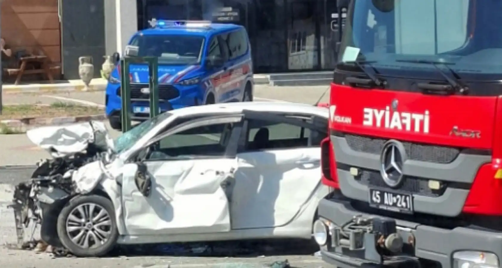 Patlayan lastik faciaya yol açtı: 1 ölü, 3 yaralı