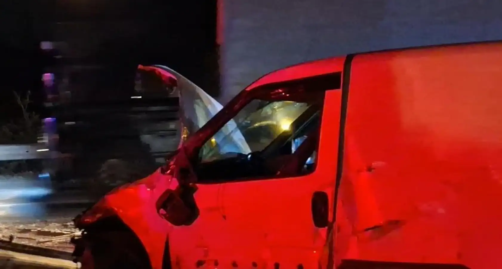 Hafif Ticari Araç Bariyerlere Çarptı: 1ölü, 1 yaralı