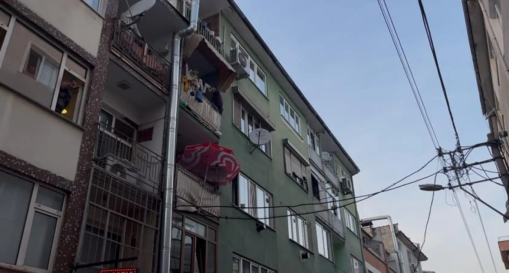 Eşine kızdı, evi yaktı mahalleli ayağa kalktı