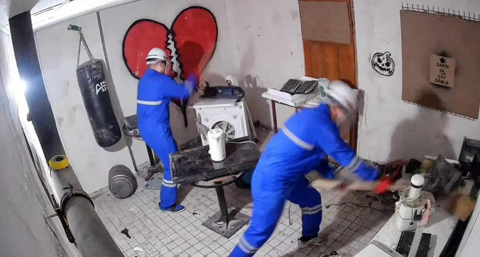 'Stres evi'ne girenler eşyaları kırıp rahatlıyor