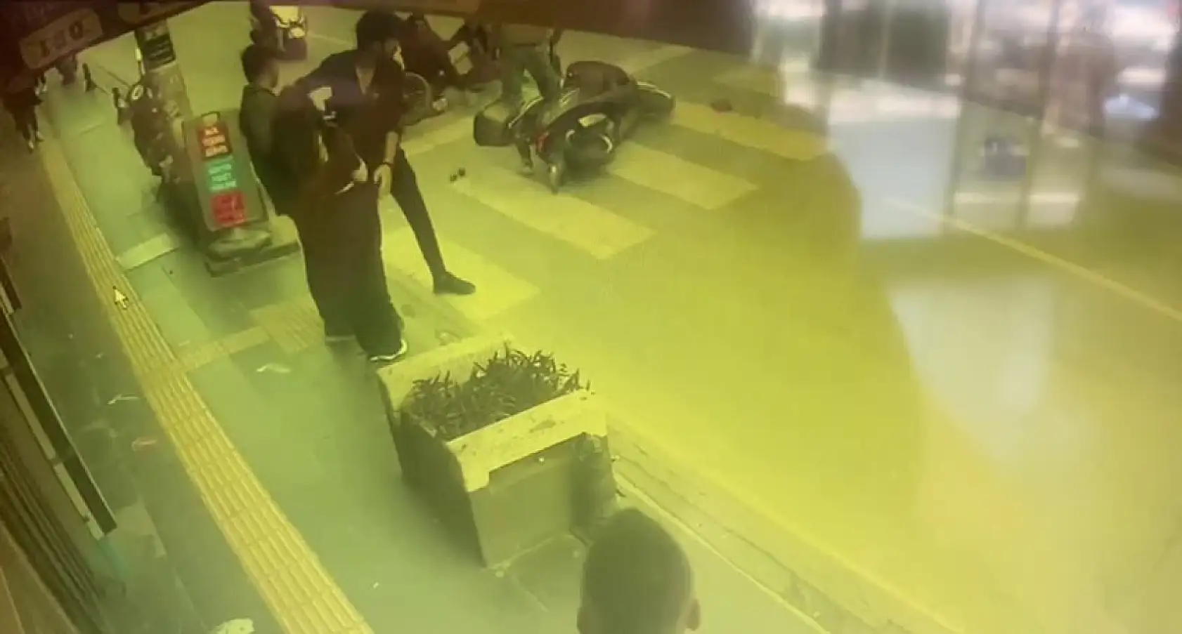 Yaya geçidinde 2 motosiklet çarpıştı