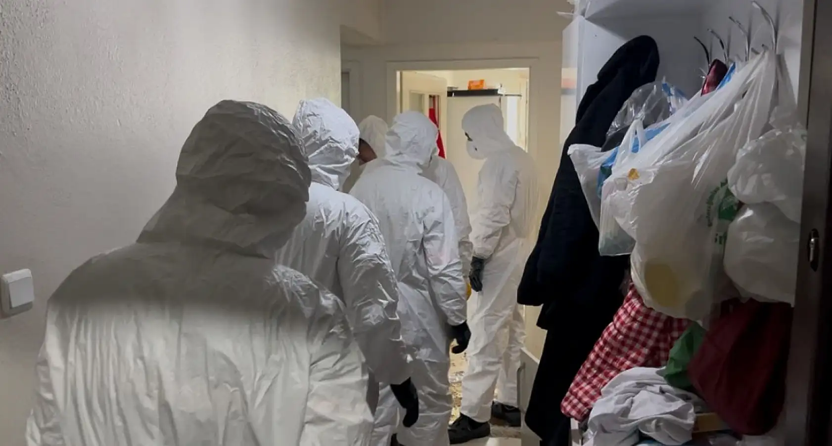 Çöp eve dönen daireden 2 kamyon atık çıktı: Belediye ekipleri şoke oldu