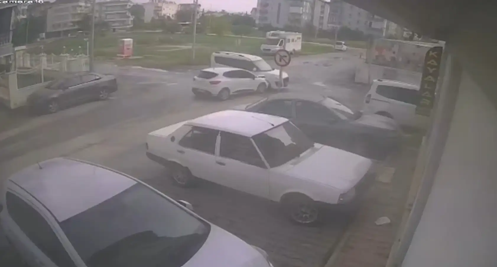 Hafif ticari araç ile otomobil çarpıştı: 1 yaralı