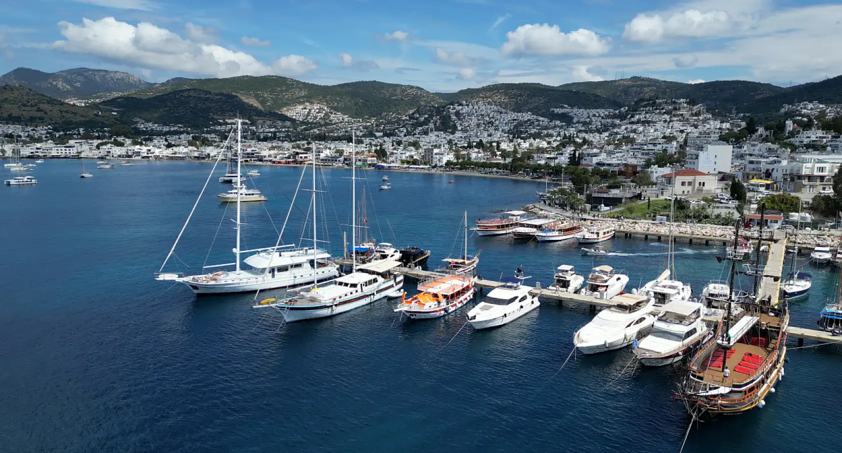 Bodrum'un guletleri misafirlerini mavi yolculuğa çıkarıyor