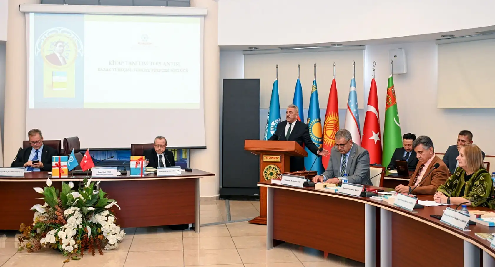 Muğla Sıtkı Koçman Üniversitesi Öğretim Üyesi Doç. Dr. Kenan Koç'a TÜRKSOY'dan Onur Madalyası