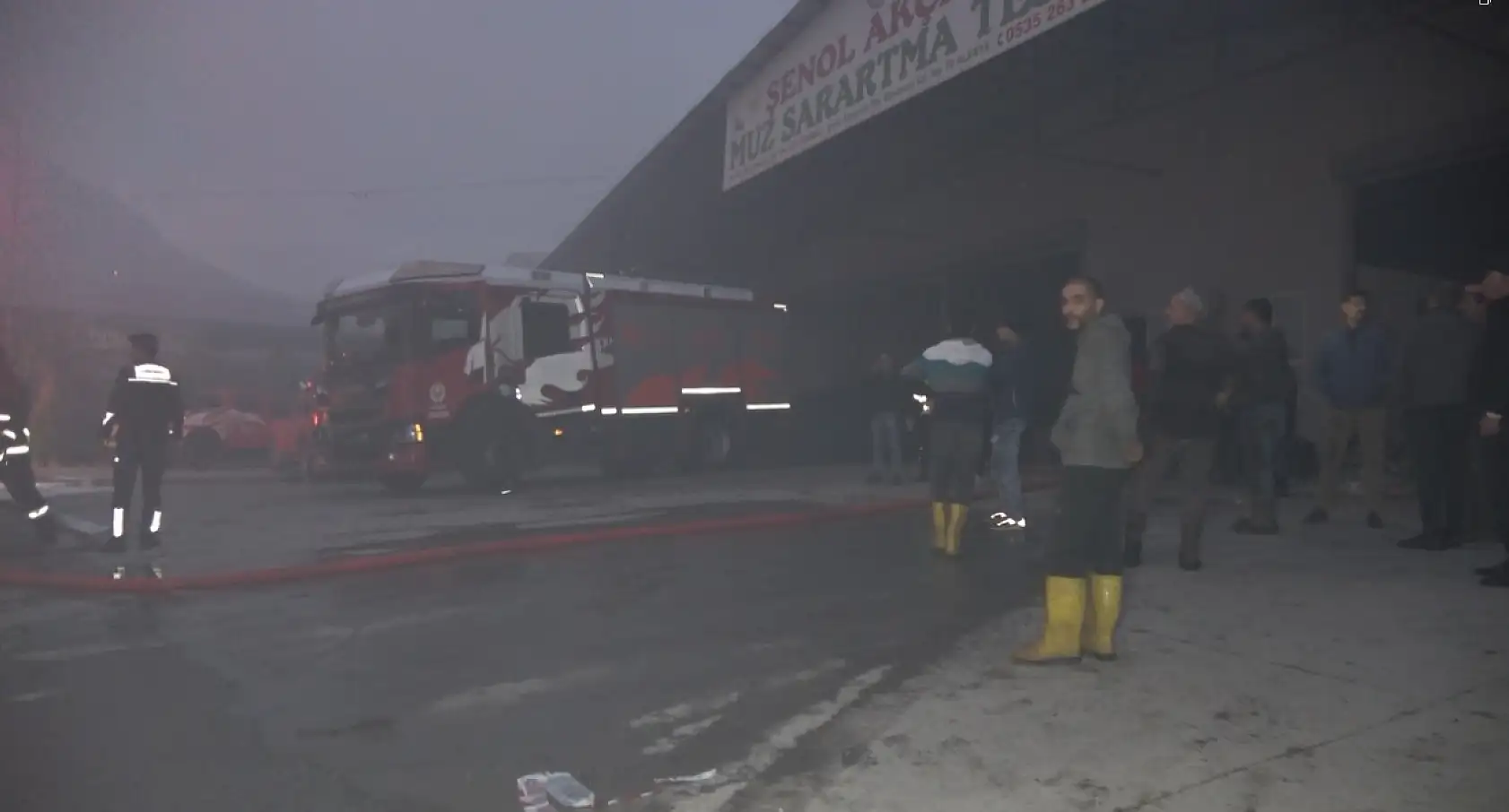 Alanya'da mobilya deposu yandı, alevler muz ve çiçek serasına sıçradı