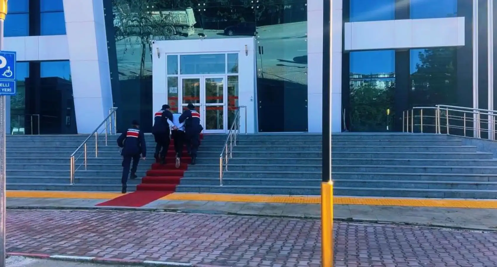 Madde bağımlısı oğlunun şiddetine maruz kalan anne, yaşadığı dehşeti anlattı