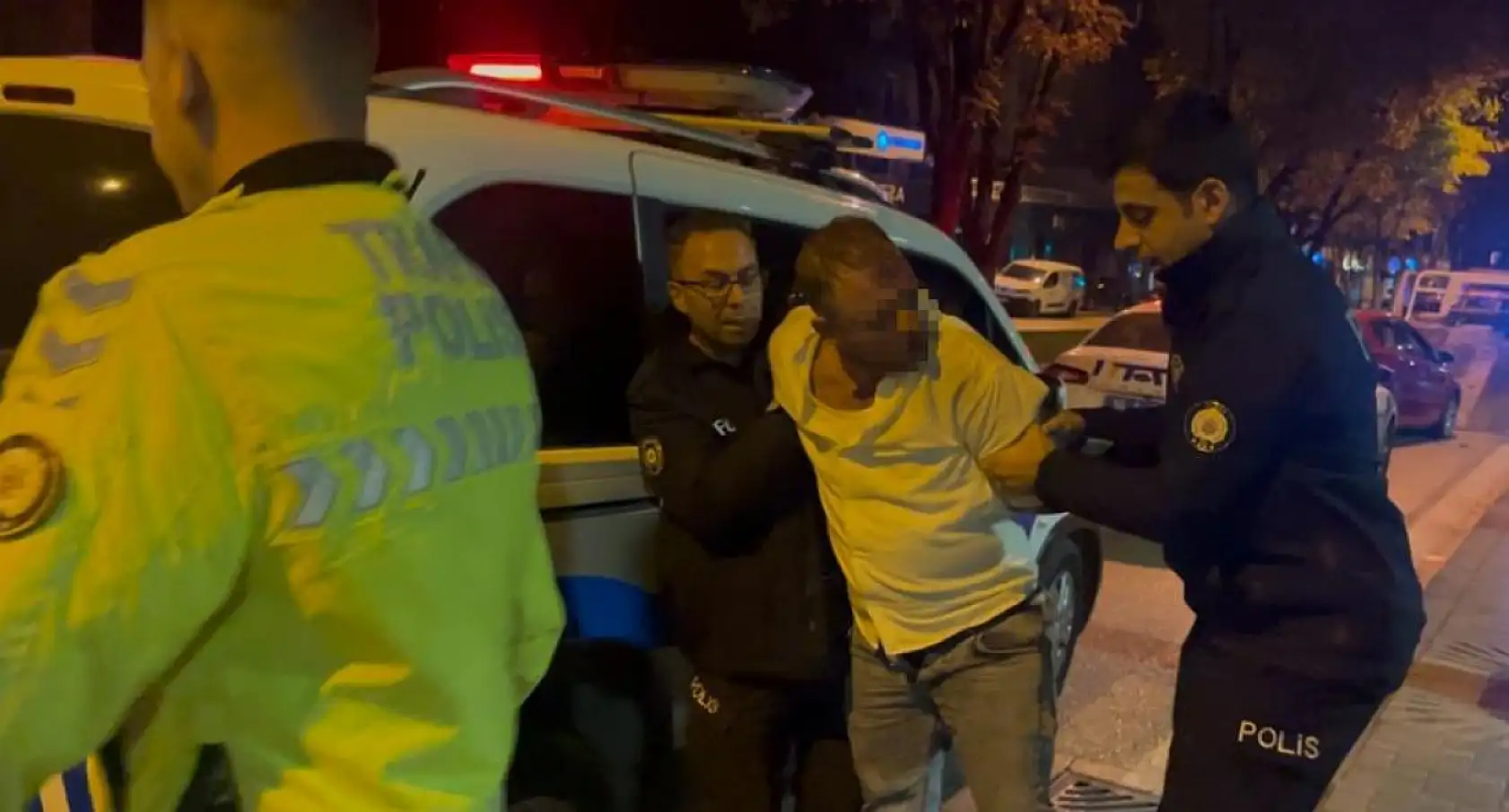 Alkollü sürücü patlak lastikle kaçtı, polisi peşinde pervane etti: 'Lahmacunu 80 liraya satıyorum'