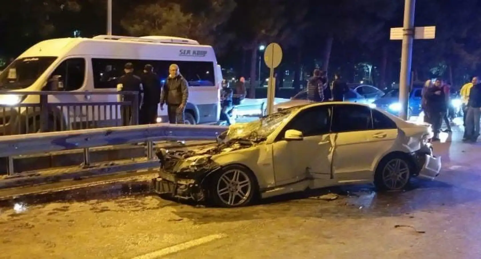 İzmir Yolu'nda gece saatlerinde kaza: 8 kişi yaralandı