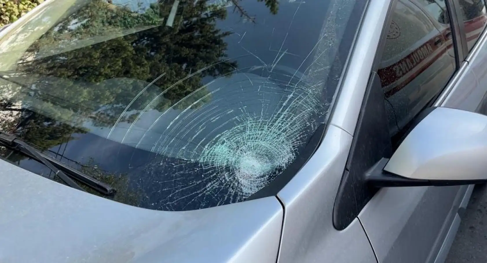 Yolun karşısına geçmeye çalışan kadına otomobil çarptı