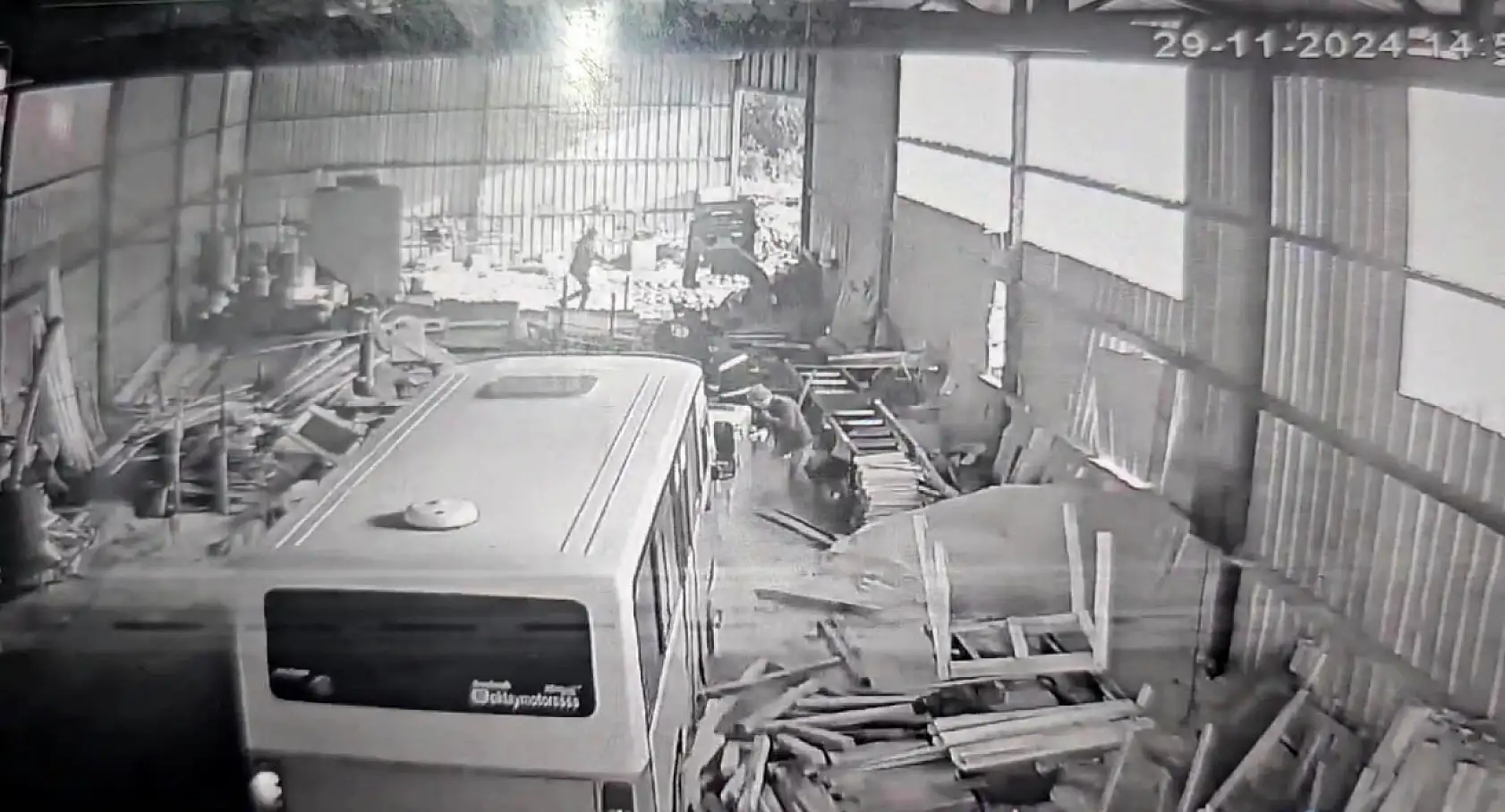 Babasının çalıştığı atölyeye minibüsle daldı