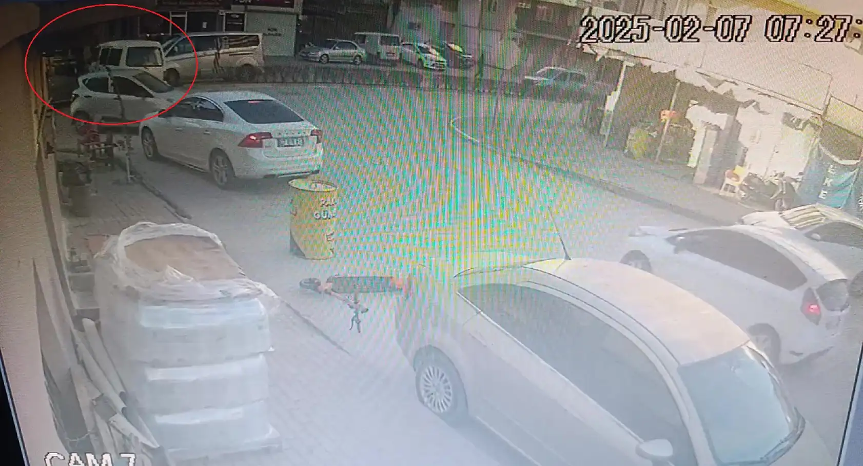 Kazanın şiddetiyle kamyonet sürüklendi kuaförün duvarına çarparak durabildi