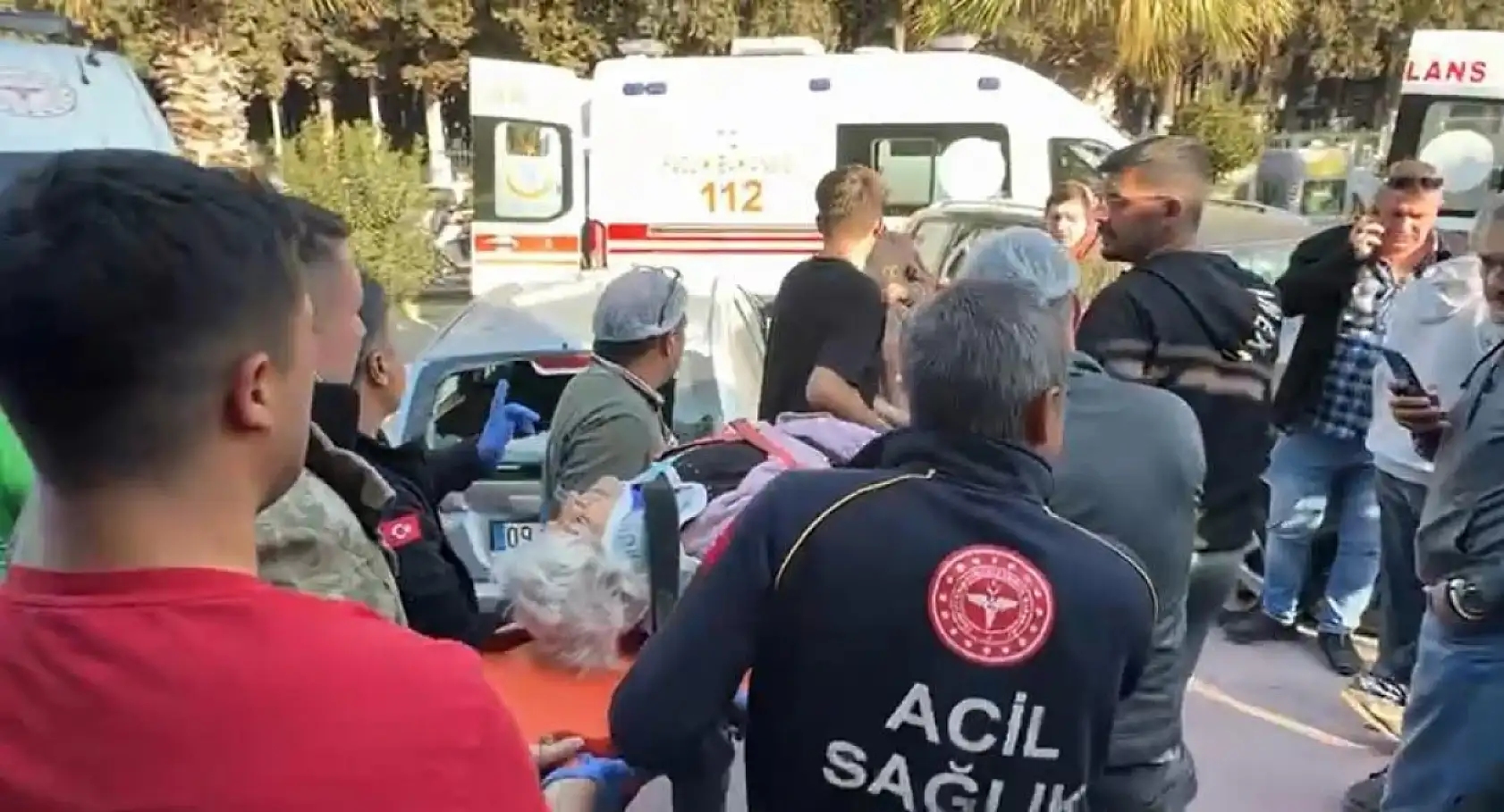 Otomobille kafeye daldı: 1'i ağır 4 yaralı