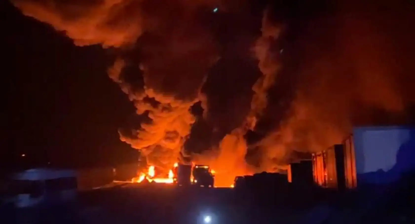 Taş ocağında büyük yangın: 8 kamyon yanarak küle döndü