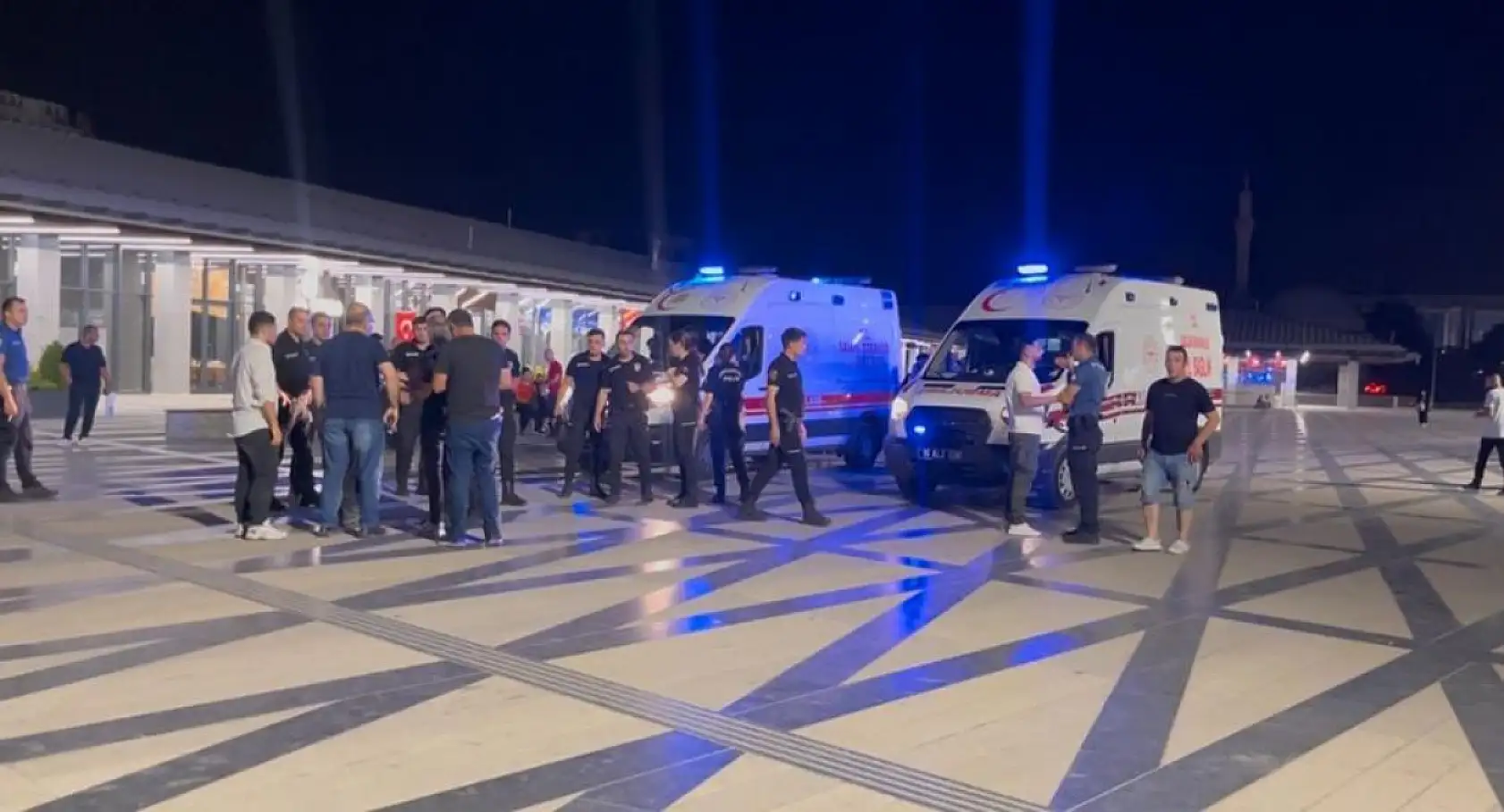 Bıçaklı dehşet: 14 yaşındaki genç kız 4 kişiyi bıçakladı