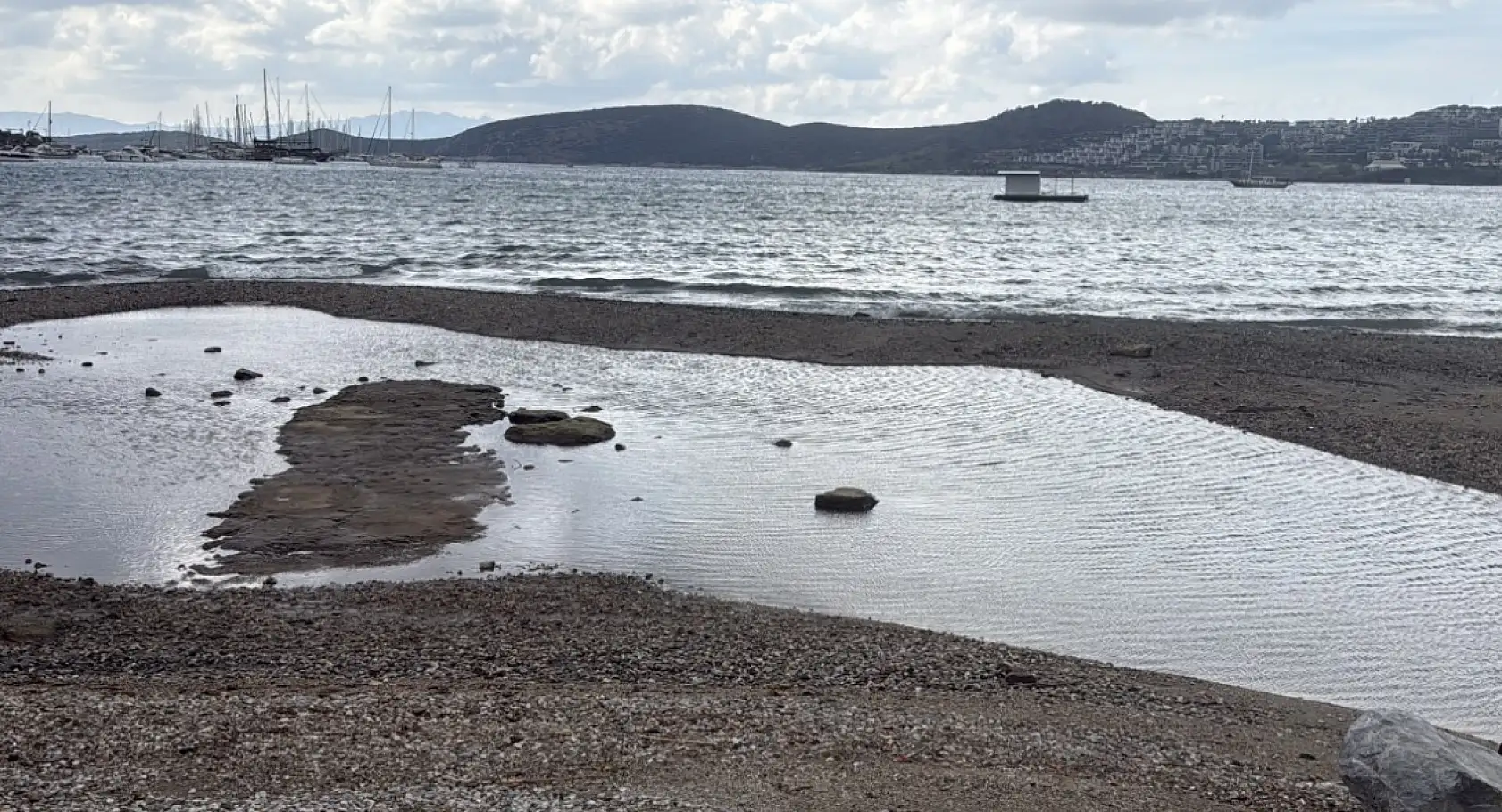 Bodrum'da deniz suyu çekildi