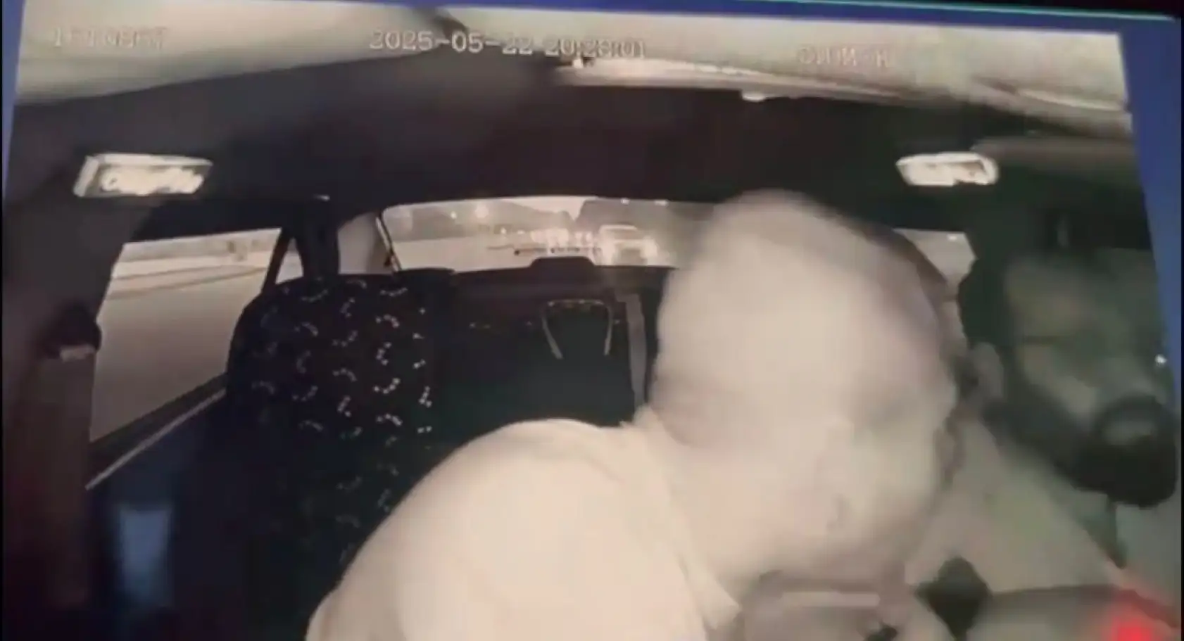 Taksiciyi silahla gezdirdi, sonra da parasını gasp etti