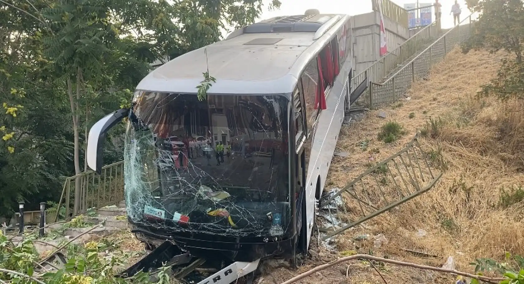 Servis otobüsü şarampole yuvarlandı: 8 yaralı