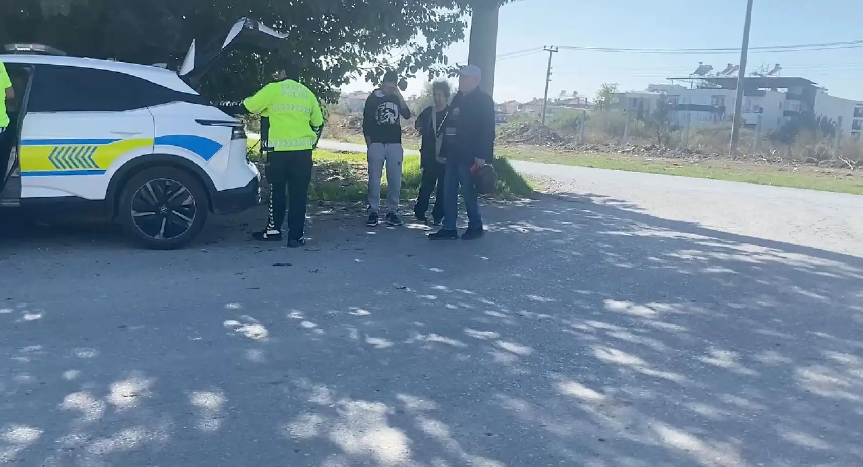 Kanala uçup ters dönen araçtan burunları bile kanamadan çıktılar