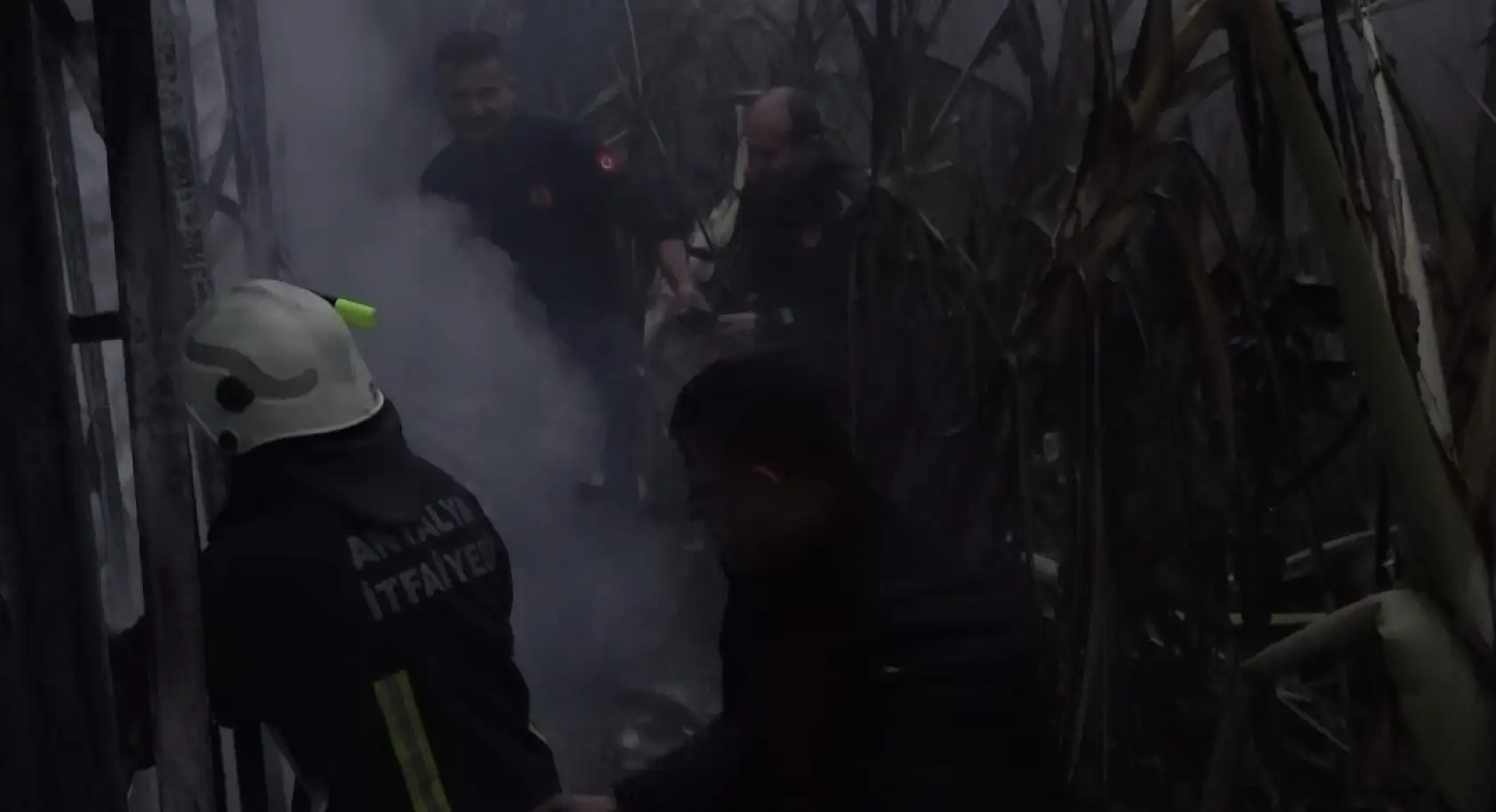 Alanya'da mobilya deposu yandı, alevler muz ve çiçek serasına sıçradı