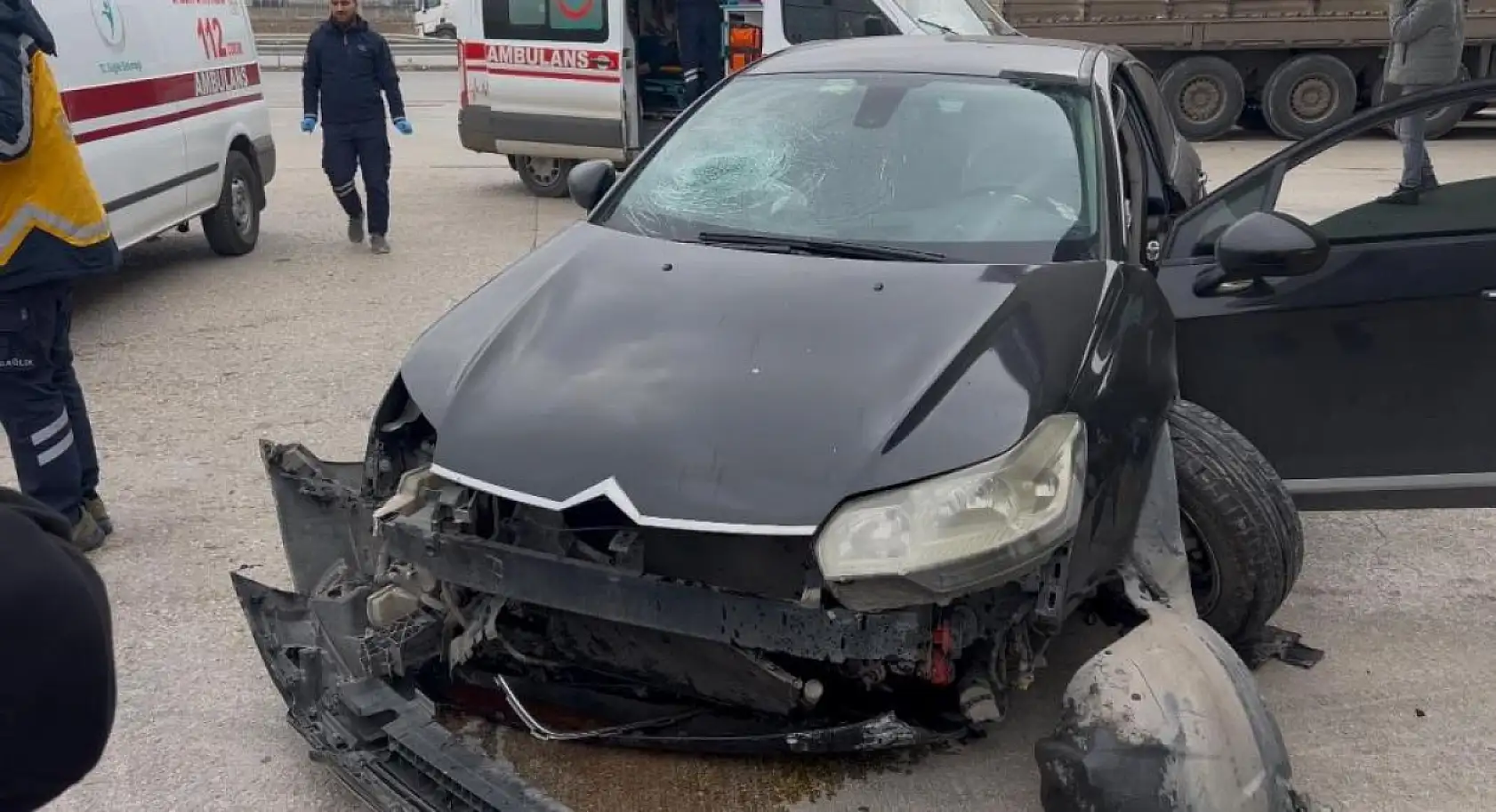 Otomobil benzinliğe daldı, facianın eşiğinden dönüldü: 3 yaralı