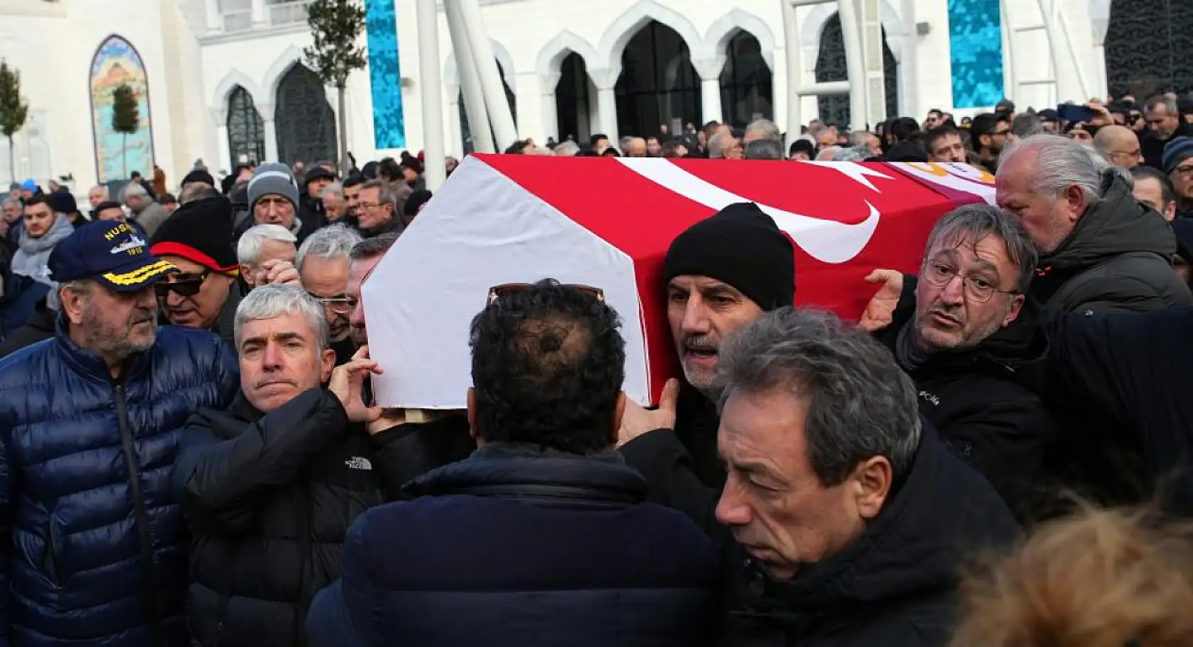 Galatasaray'ın unutulmaz futbolcusu Gökmen Özdenak'a veda