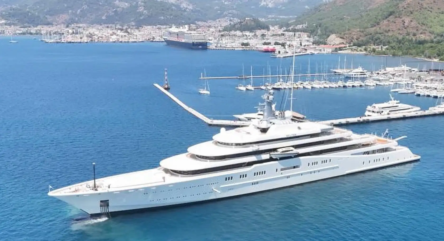 Rus milyarder Abramoviç'in yatı 'Eclipse' Marmaris'ten demir aldı