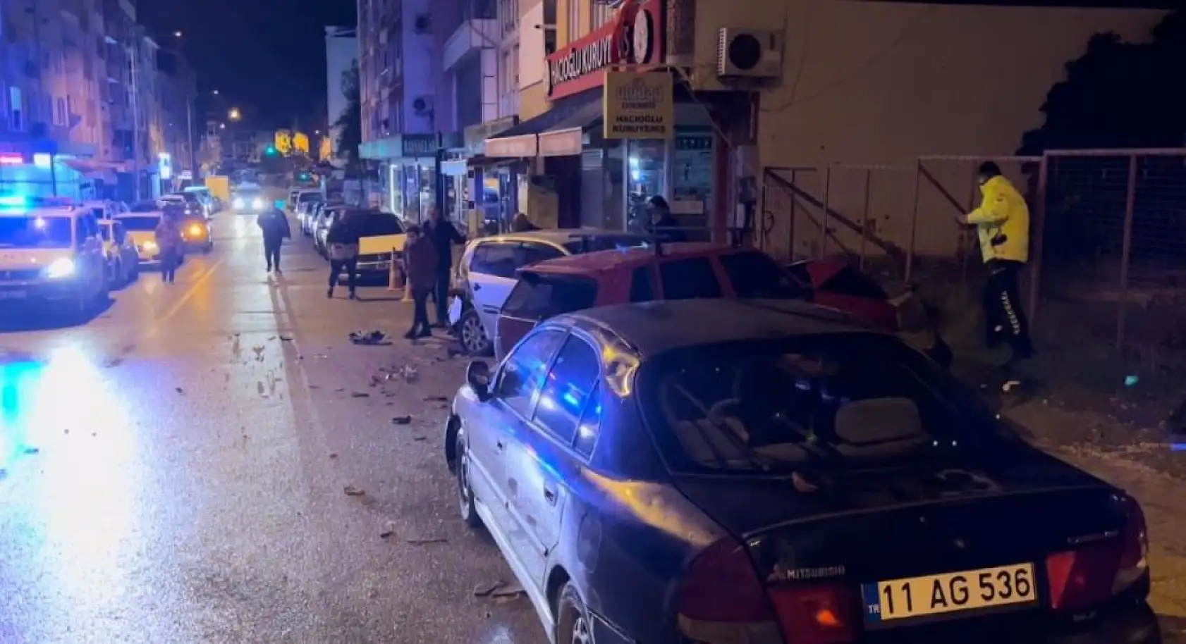 Aracıyla park halindeki 3 otomobile çarpan sürücü olay yerinden yaya olarak kaçtı
