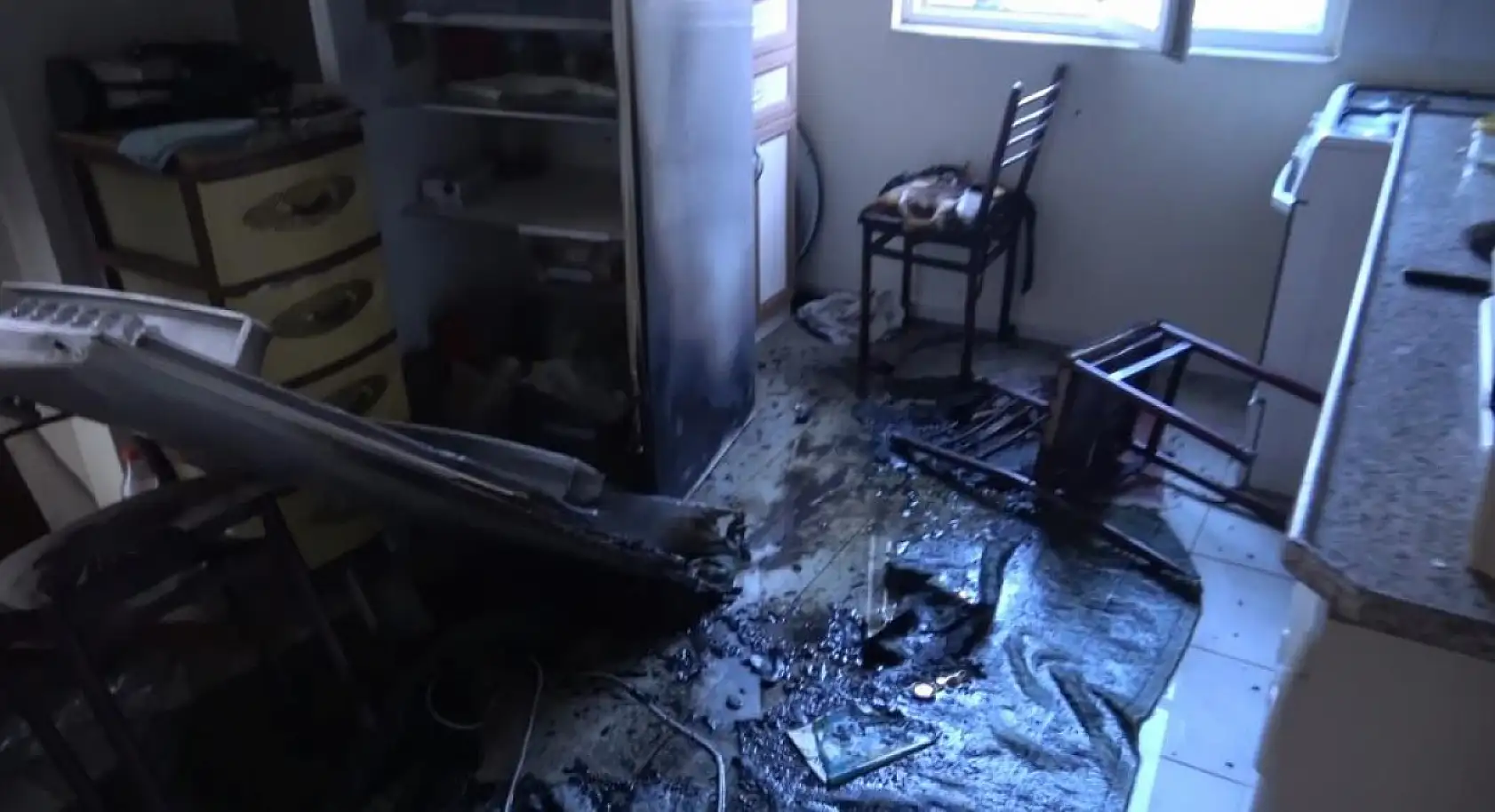 Madde bağımlısı genç evi yaktı, anne ile baba yaşananlara isyan etti