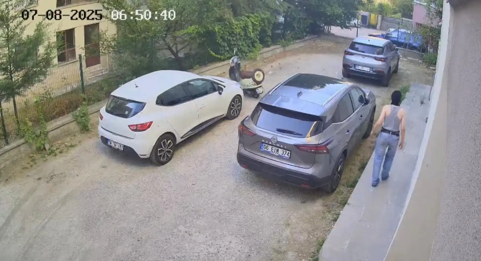 Kar maskeli hırsız güpegündüz motosiklet çaldı