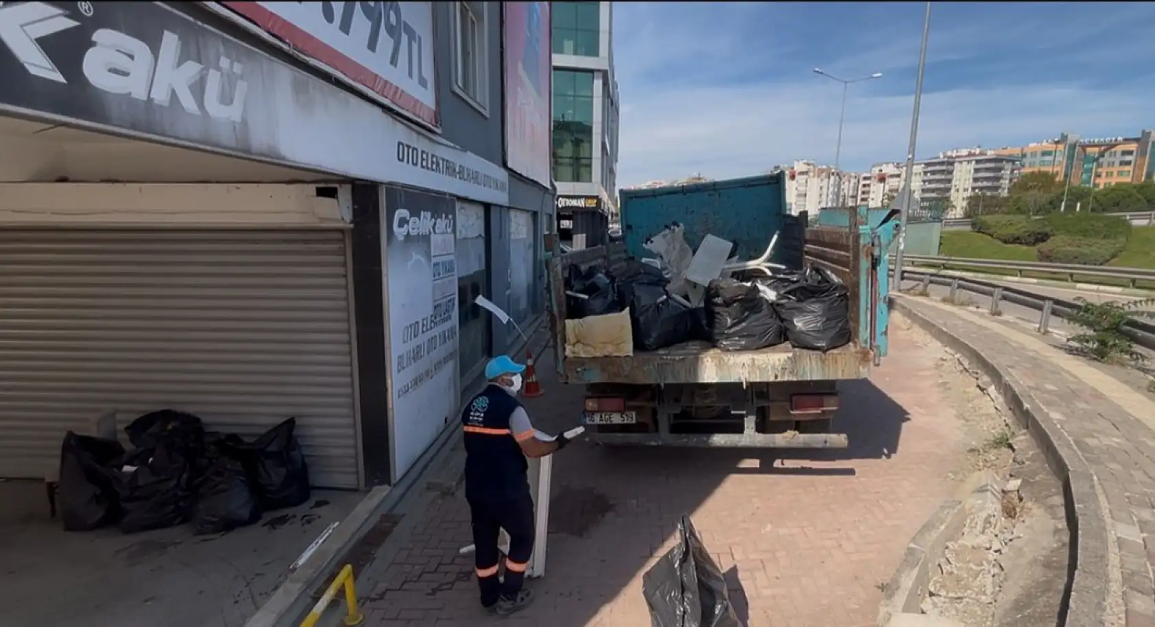 Çöp eve dönen daireden 2 kamyon atık çıktı: Belediye ekipleri şoke oldu