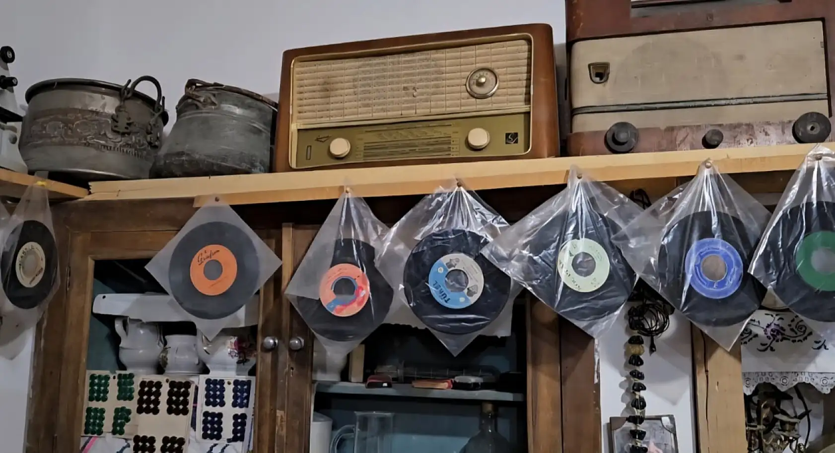 25 yıldır antika biriktirerek geçmişin izlerini günümüze taşıyor