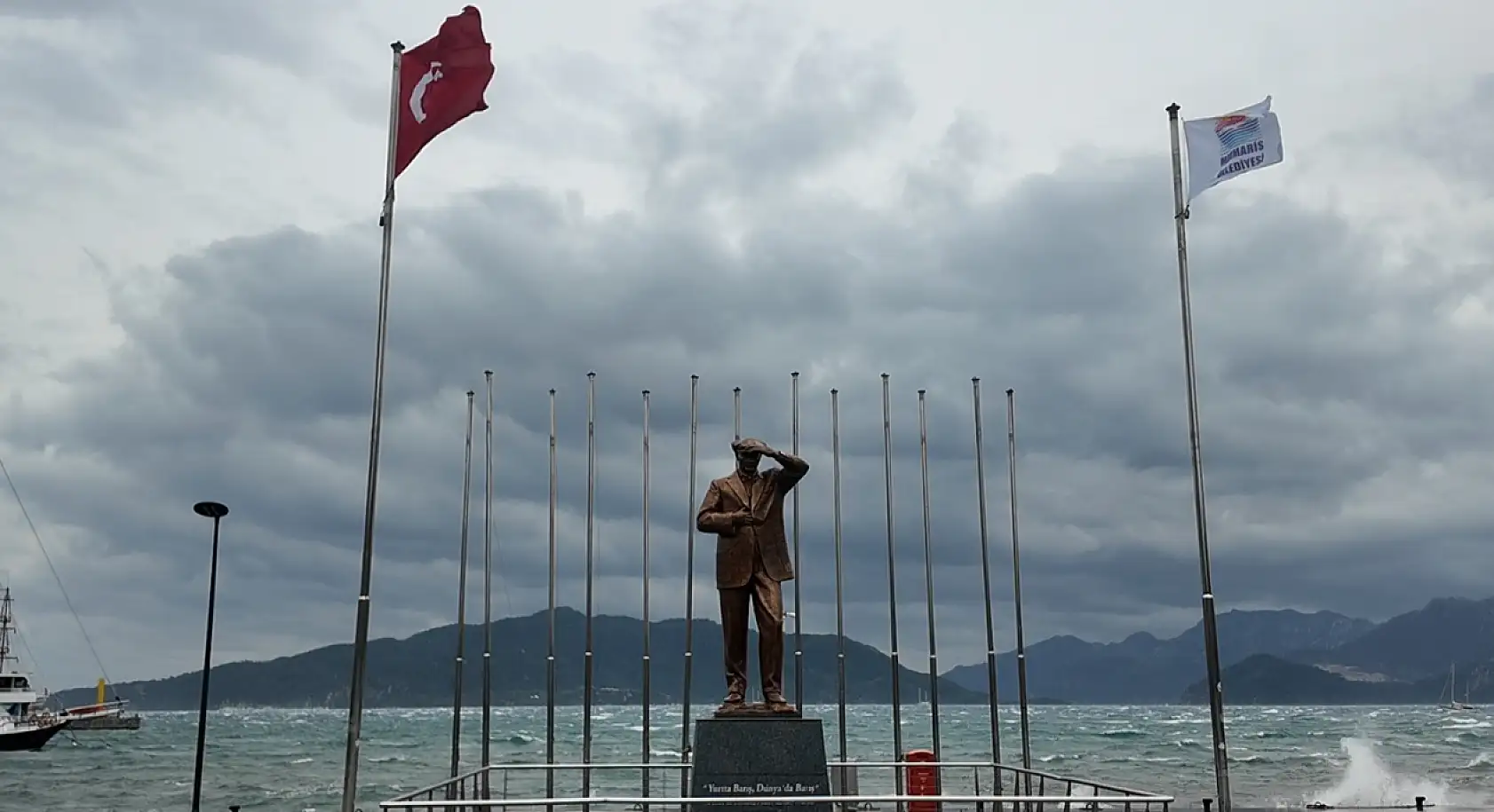 Marmaris'te şiddetli fırtına ve sağanak yağış etkili oluyor