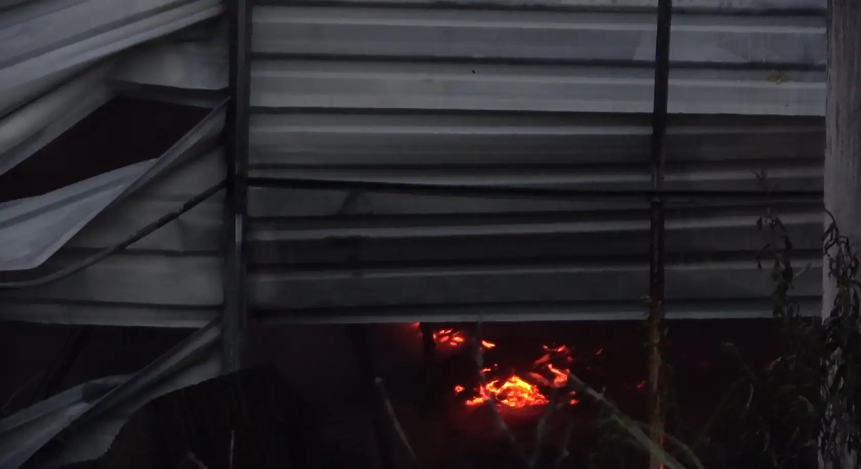 Alanya'da mobilya deposu yandı, alevler muz ve çiçek serasına sıçradı